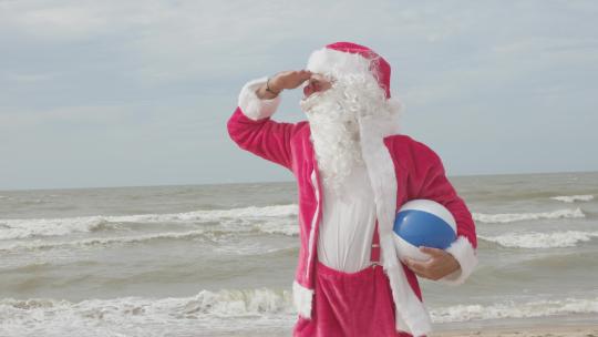 圣诞老人站在海边望着别处
