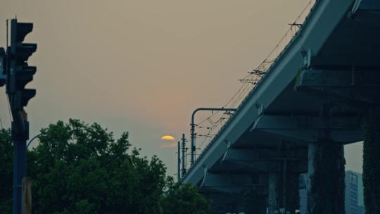 夕阳黄昏轻轨