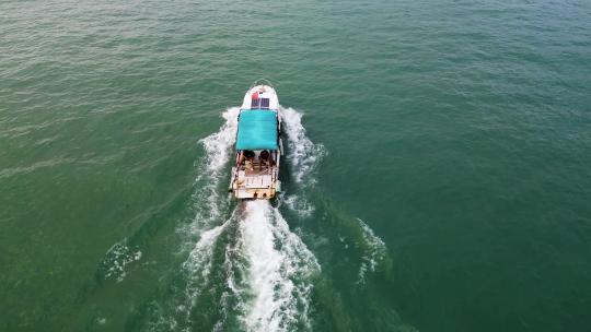 航拍海南三亚湾海面上行驶的游艇与摩托艇
