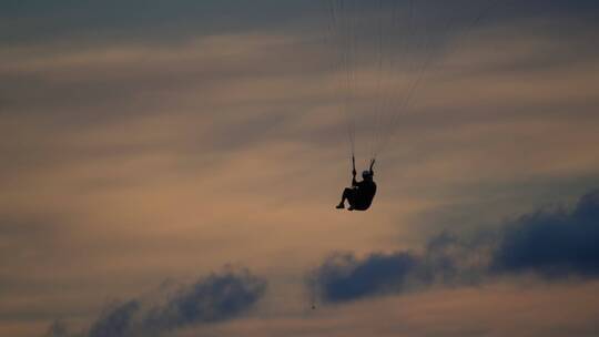 滑翔伞运动员准备起飞整理装备