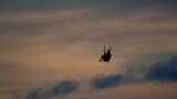 滑翔伞运动员准备起飞整理装备高清在线视频素材下载