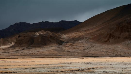 西藏旅游风光318国道荒原枯山