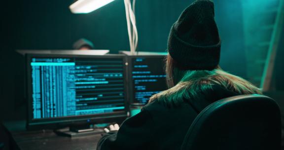 蒙面女黑客闯入服务器并用病毒感染系统4K