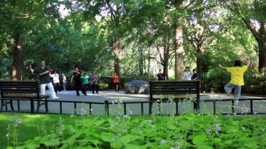 北京公园晨练的人们