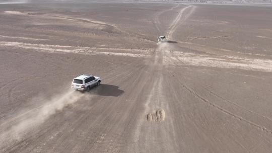 4k航拍沙漠戈壁中行驶的车