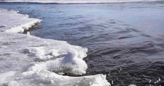冰雪开始融化的河流升格视频