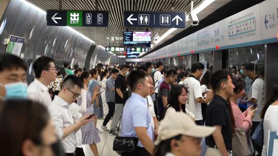 北京上海地铁早晚高峰人流视频素材模板下载