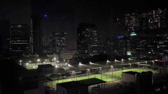 商业中心楼顶足球场夜景实拍