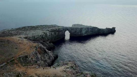 航拍海边的巨大岩石