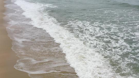 海浪沙滩海浪拍打沙滩航拍旅拍素材潮汐