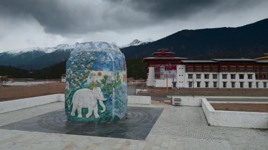 西藏旅游风光318国道鲁朗小镇白象地标石