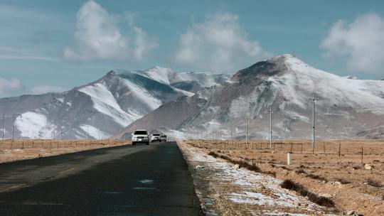 西藏旅游风光蓝天白云冈底斯山脉公路汽车