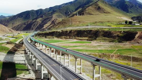 青藏公路群山中国道高架弯道高速路车辆行驶