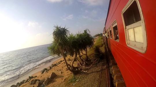 斯里兰卡网红海上小火车行驶在海岸线上