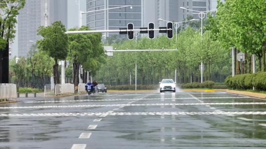 雨天汽车行驶（50帧）