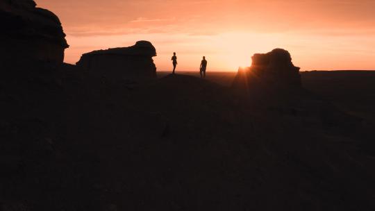 雅丹地貌夕阳人物剪影