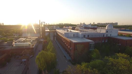 航拍晨曦中的教学楼