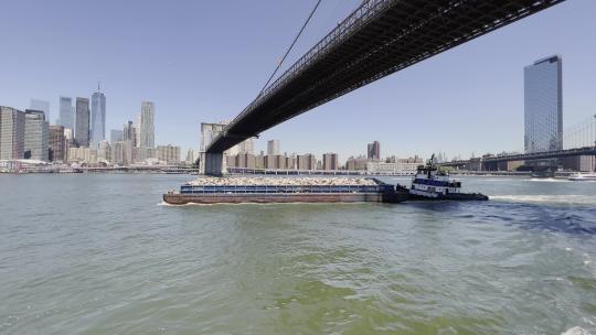 纽约布鲁克林大桥驳船和拖船固体废物管理；空中