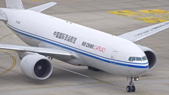 中国国际货运飞机在浦东机场跑道滑行